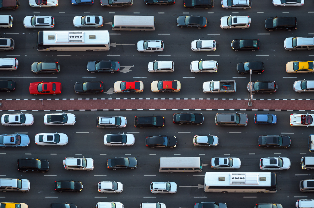 Vista superior de numerosos coches en atascos de tráfico