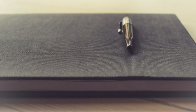 Un cuaderno utilizado para escribir preguntas para los agentes de cotización.