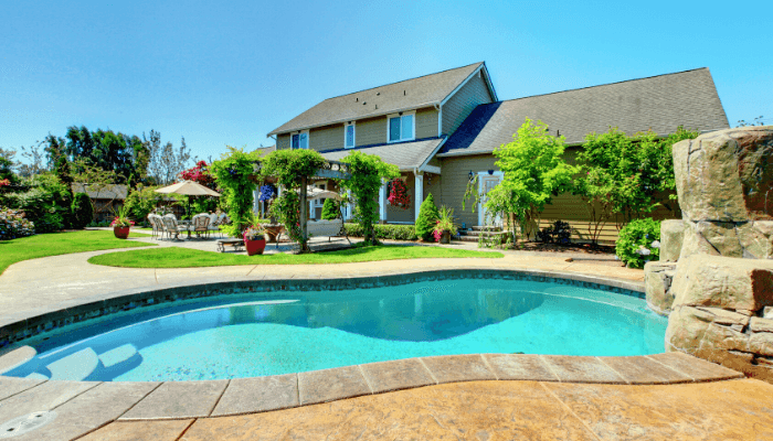 Una piscina en una casa de Houston.