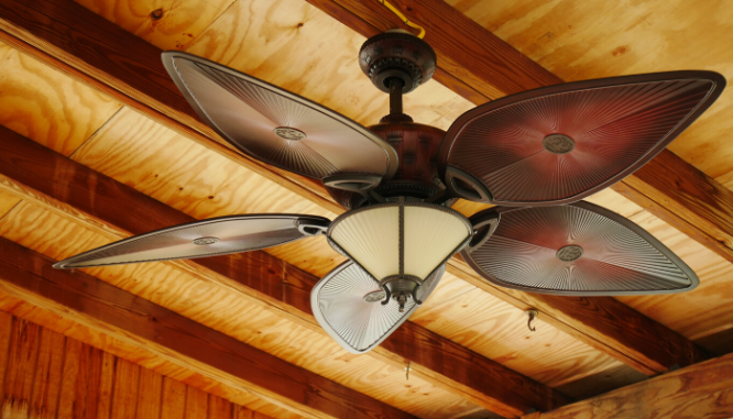 Un ventilador de techo que necesita mantenimiento en una casa.