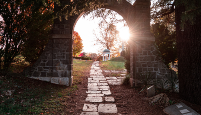 El camino en un cementerio de Virginia.